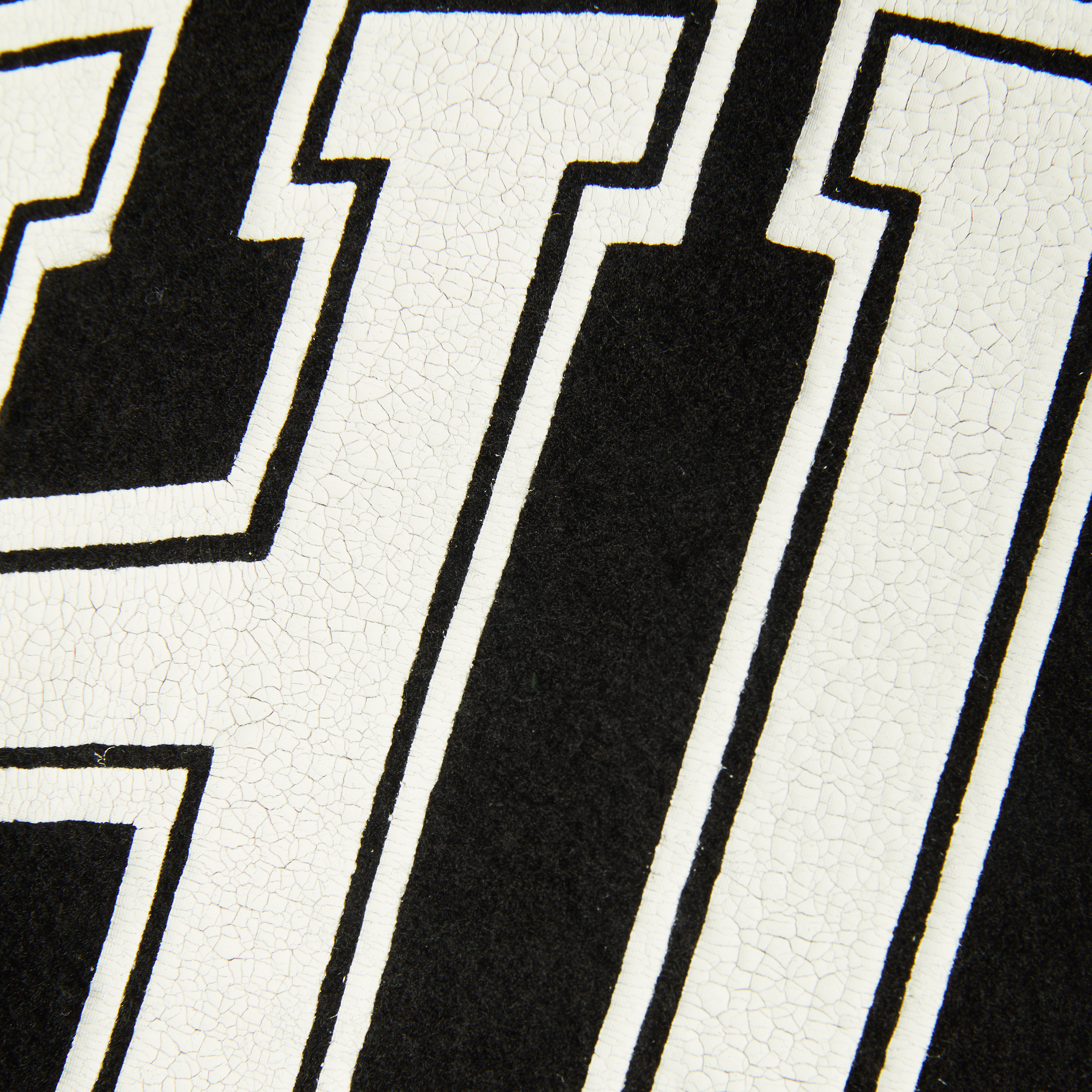 CRACKED-ARCH-REVERSE-HOODIE_BLACK_FL00251_BLACK_04.png