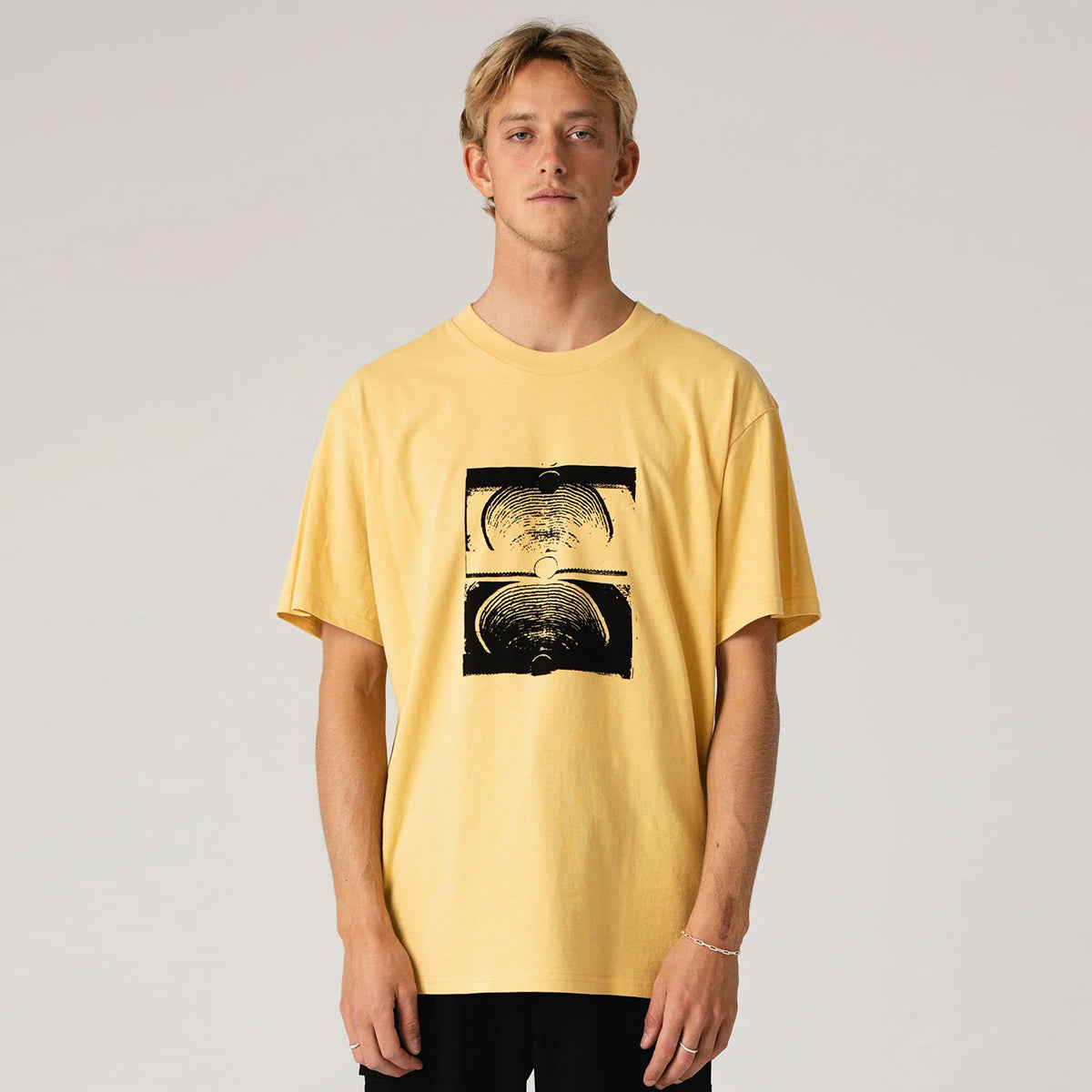 POLERA FORMER CRUX T-SHIRT MUSTARD