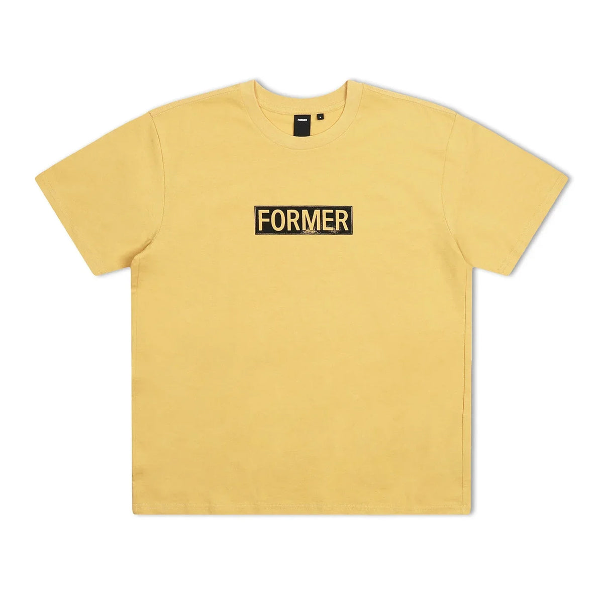 POLERA FORMER LEGACY PLATE T-SHIRT MUSTARD
