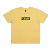POLERA FORMER LEGACY PLATE T-SHIRT MUSTARD