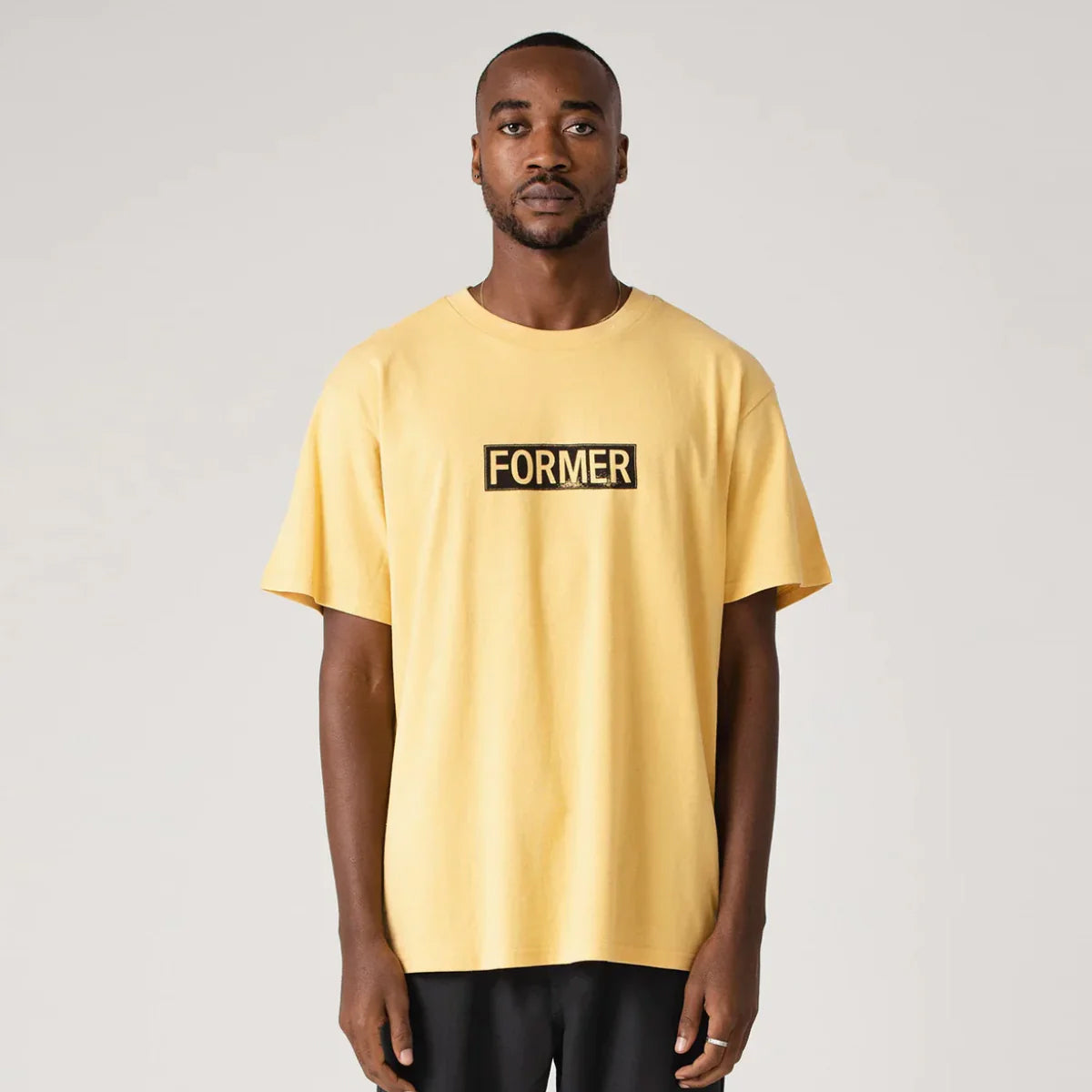 POLERA FORMER LEGACY PLATE T-SHIRT MUSTARD