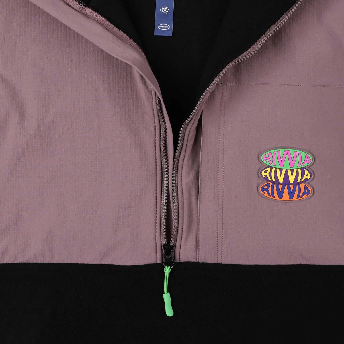 RIVVIA-POP-REPEAT-HALF-ZIP-FLEECE_BLACK-PALE-PLUM_03.webp