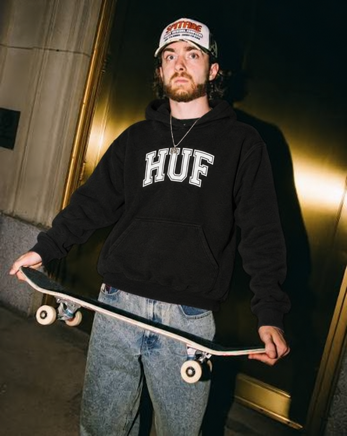 Skater_con_sudadera_HUF_negra.png